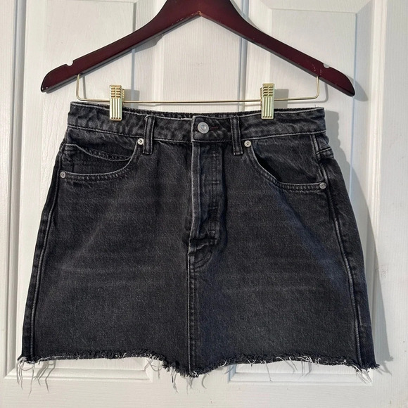 WE THE FREE PEOPLE Blk Rugged Aline Denim Button Fly Raw Hem Mini Jean Skirt 27 - Picture 2 of 11